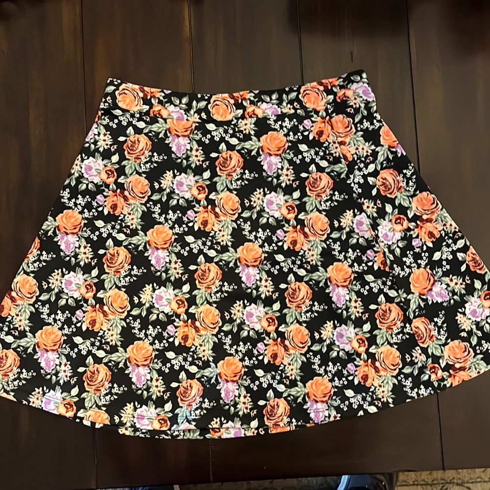 Divided by H&M black women’s skirt with floral pattern size M. Elastic waistband
